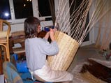 Korbmacherin Iris Hägele beim Flechten eines Weiden-Füllhorns für den Semperopernball